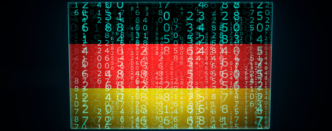 Laptop mit Deutschlandflagge und Codes