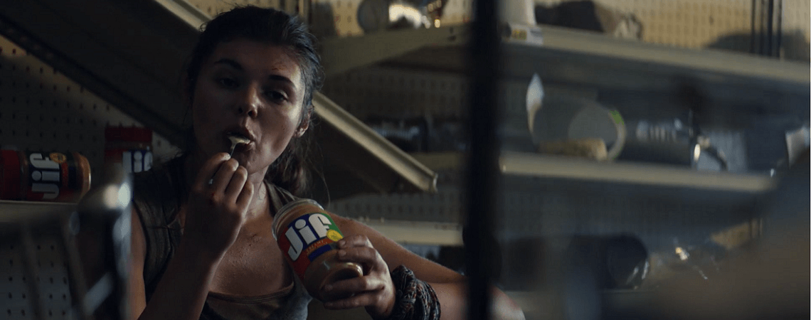 Frau isst Jif-Erdnussbutter in Apokalypse-Szenario