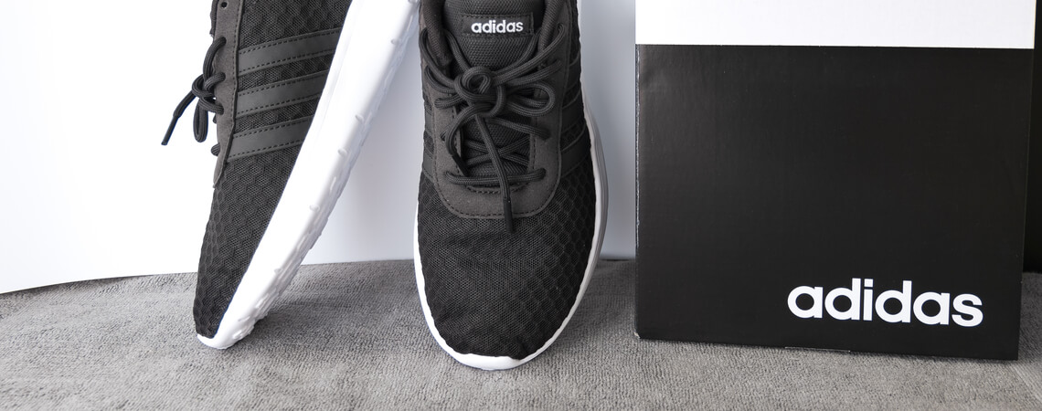 Adidas-Schuhe und Paket
