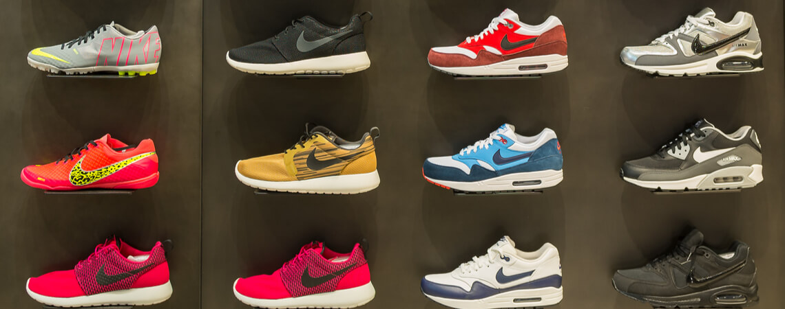 Nike-Sneaker im Geschäft