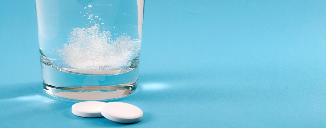 Tabletten im Wasserglas