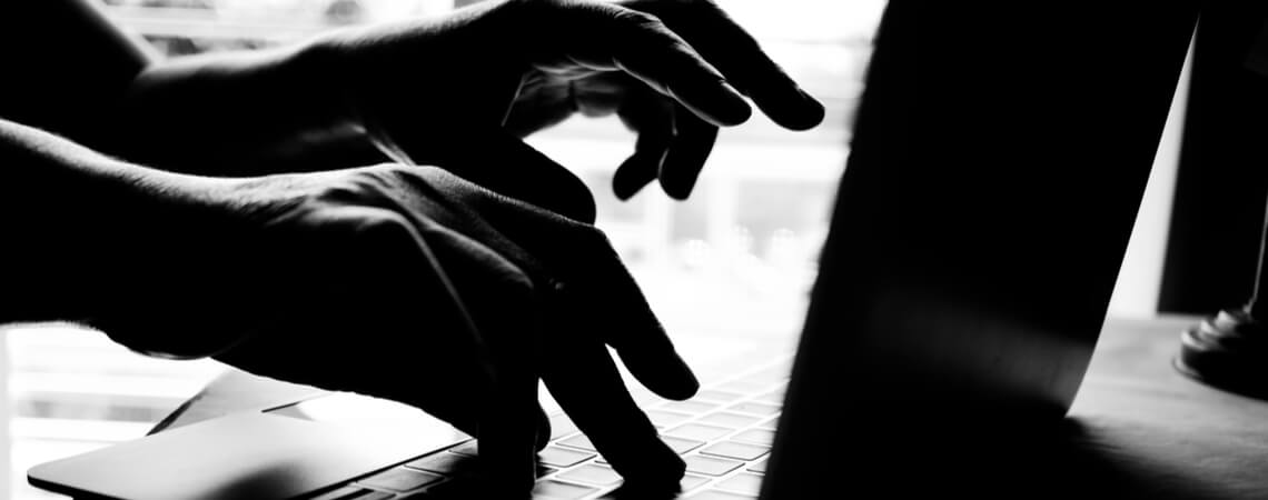 Schwarz-Weiß-Bild: Hände an Tastatur