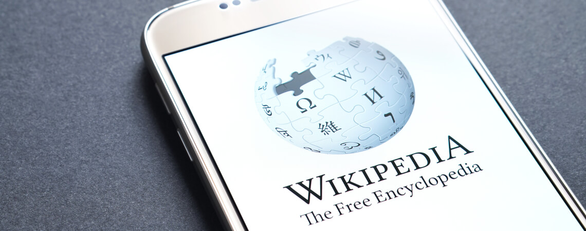 Wikipedia-Logo auf einem Smartphone