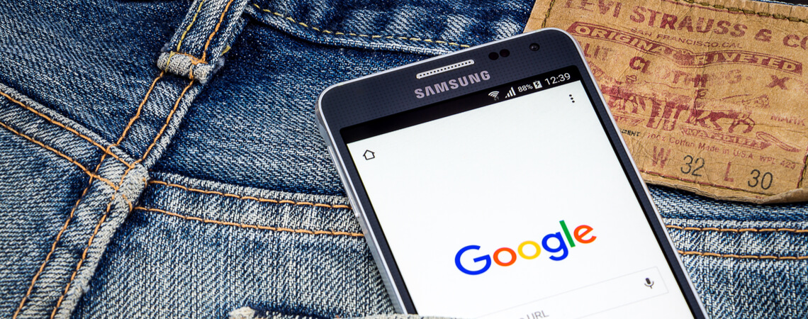 Smartphone mit Google in Jeans