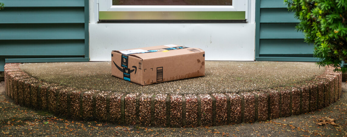 Einsames Amazon-Paket vor Haustür