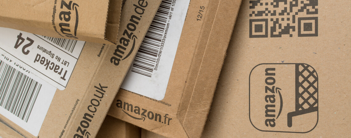 Mehrere Amazon-Sendungen auf einem Haufen