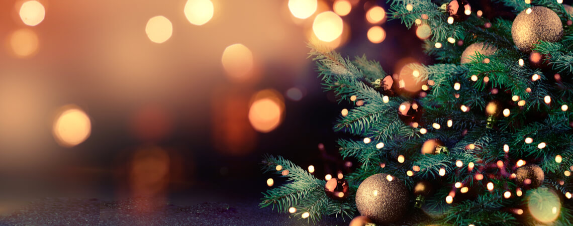 Dekorierter Weihnachtsbaum auf unscharfem Hintergrund