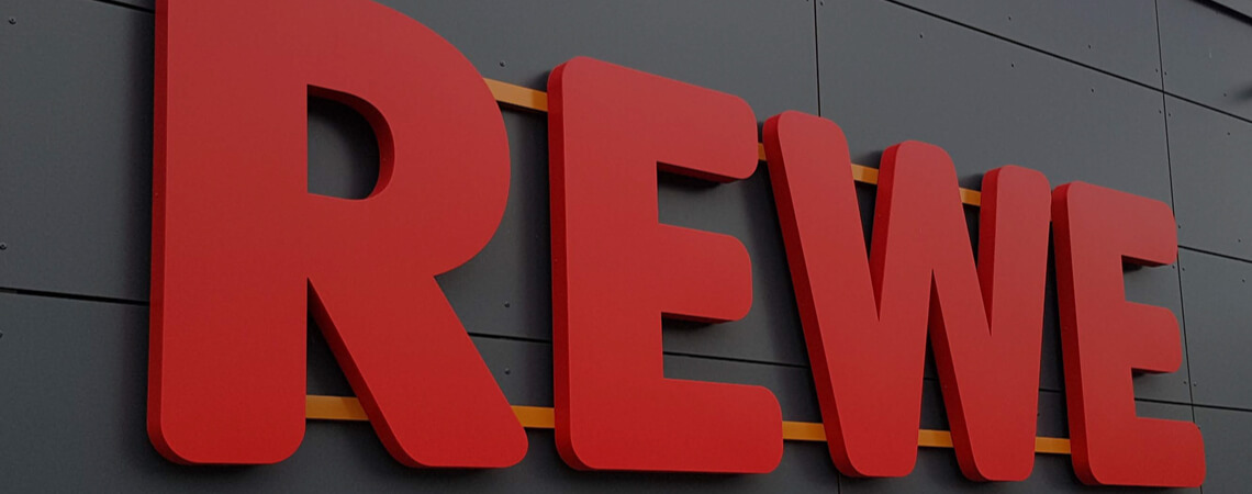 Rewe Logo an einer Hauswand