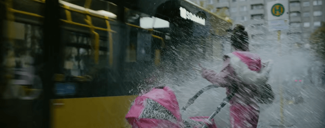 BVG-Bus spritzt Frau mit Kinderwagen nass