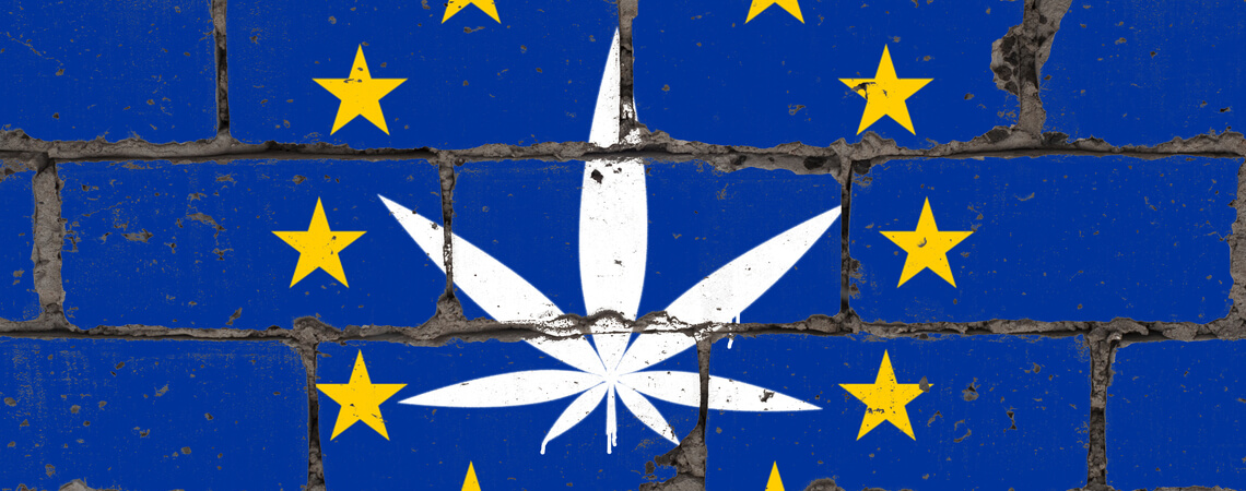 Cannabis-Blatt in EU-Flagge