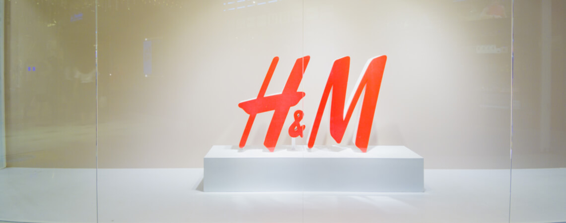H&M Logo in einem Schaufenster
