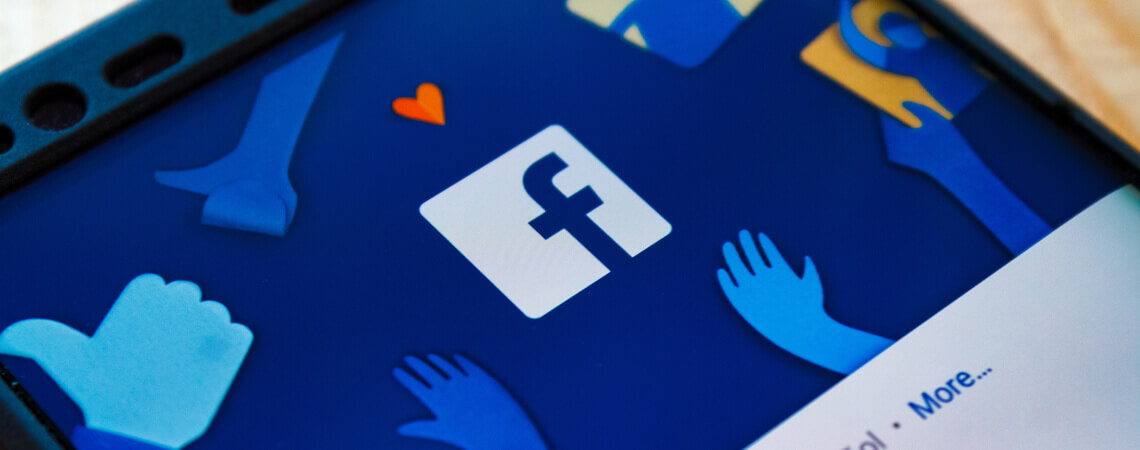 Logo des sozialen Netzwerks Facebook auf einem Smartphone
