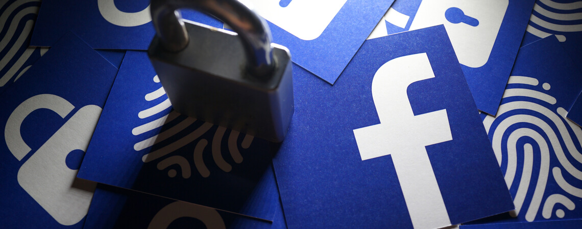 Facebook-Logos mit Schloss und Fingerabdrücken
