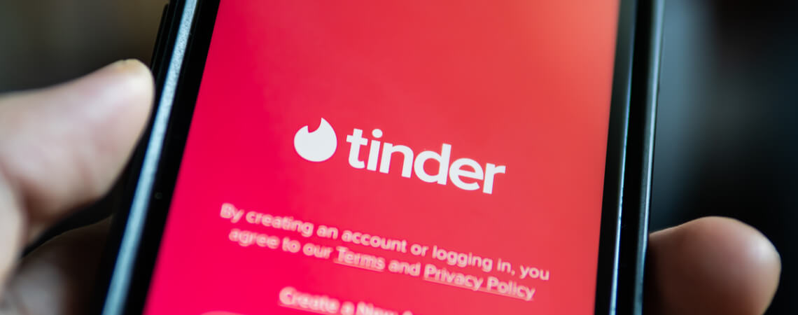 Logo der Dating-App Tinder auf einem Smartphone