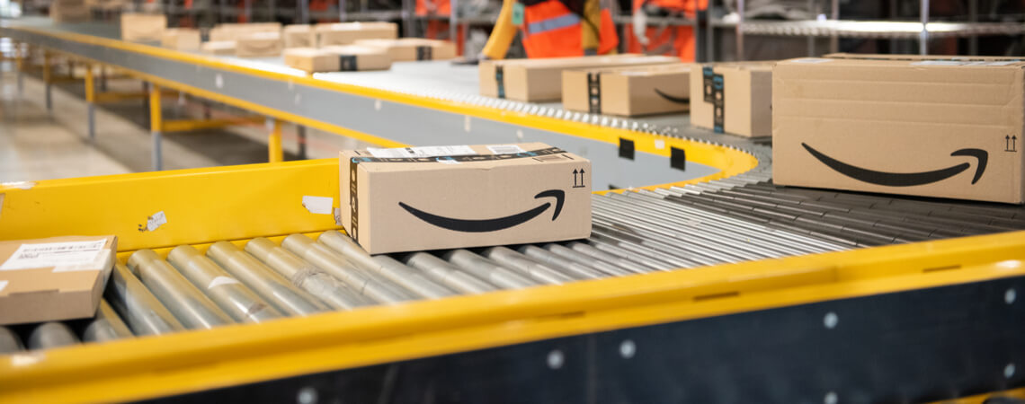 Pakete im Amazon-Logistikzentrum