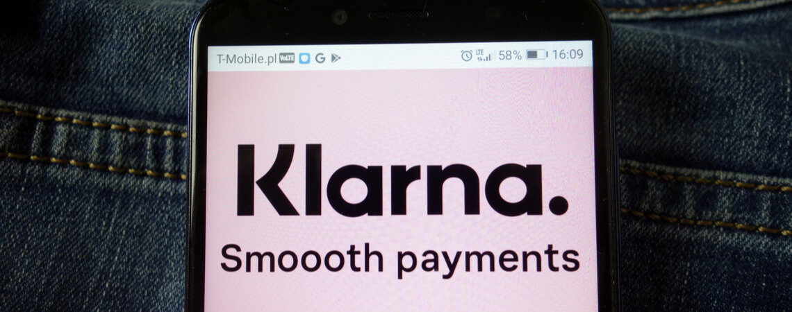 Klarna-Schriftzug auf Smartphone