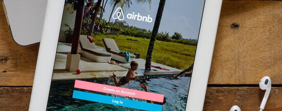 Airbnb Website auf einem Tablet