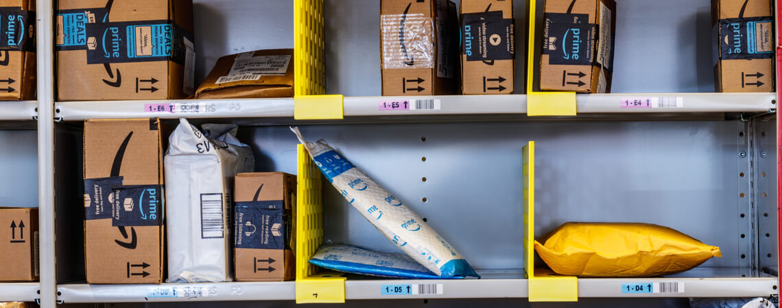 Amazon-Pakete in einer Poststelle