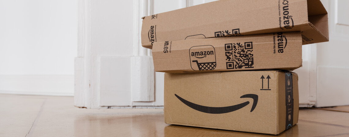 Amazon-Pakete im Hausflur