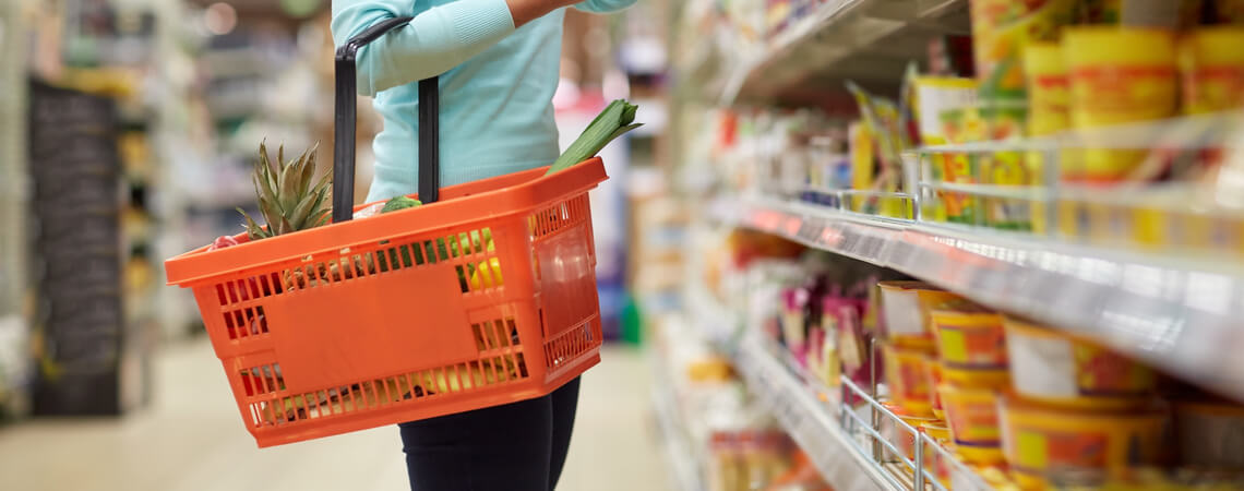 Frau mit Einkaufskorb im Supermarkt