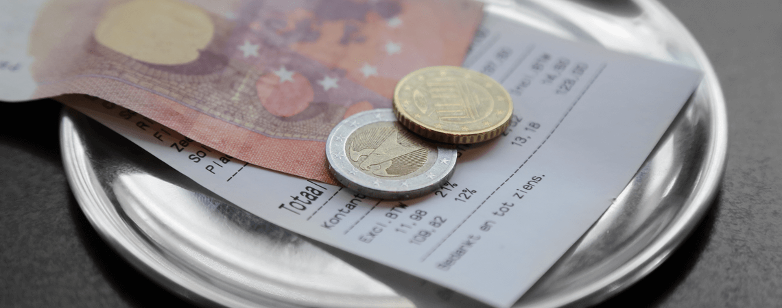 Euro-Banknote mit Rechnung auf Restauranttisch