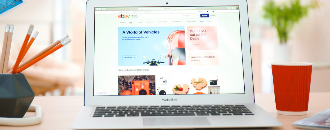 Schreibtisch mit Laptop und Ebay-Startseite