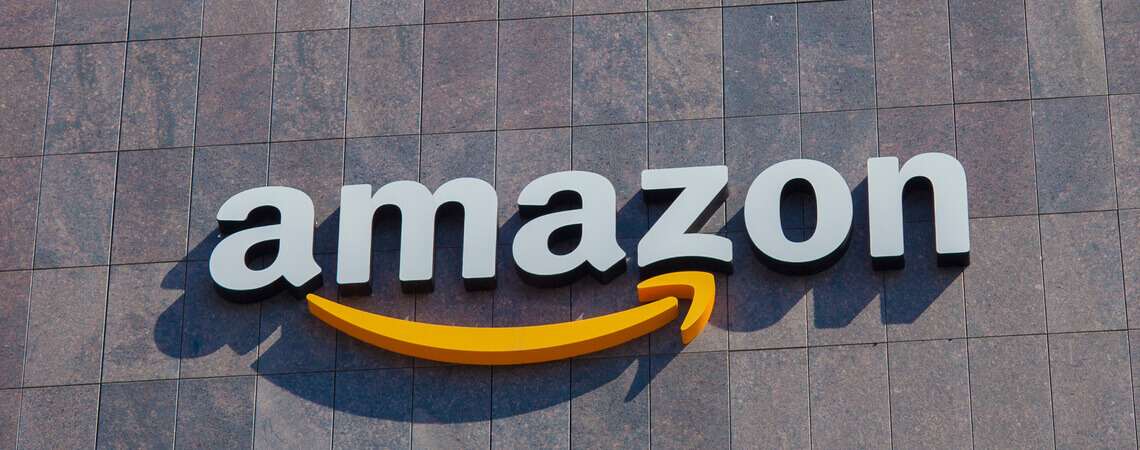 Amazon-Logo an einer Häuserfassade
