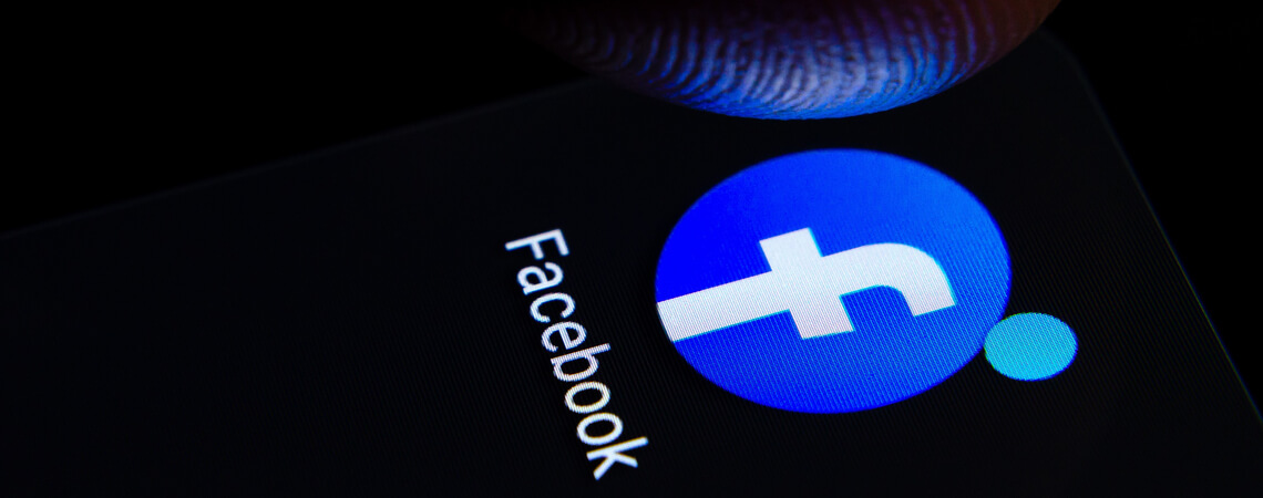 Facebook-Logo auf Bildschirm vor dunklem Hintergrund