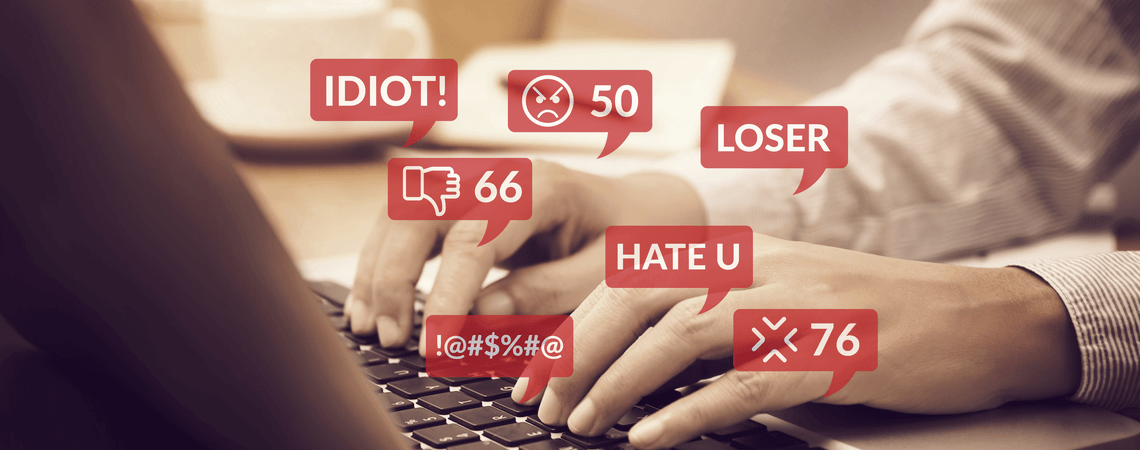 Auf einem Rechner kommen Hassbotschaften an.