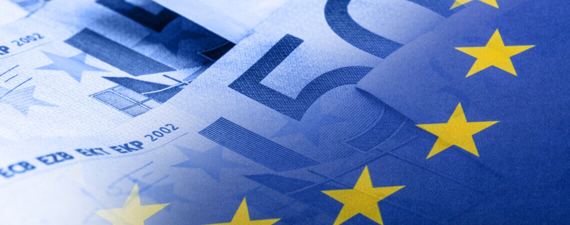 Geld für europäische Unternehmen: Geldschein hinter EU-Flagge