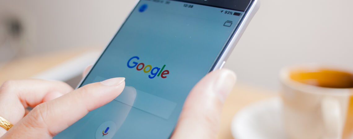 Google-Logo auf einem Smartphone-Display 