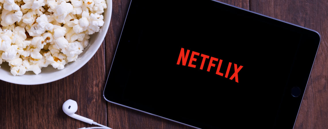 Netflix auf Tablet mit Popcorn