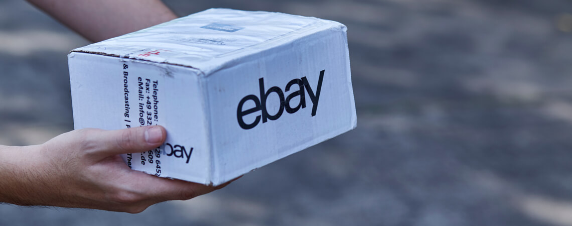 Paket mit Ebay-Logo
