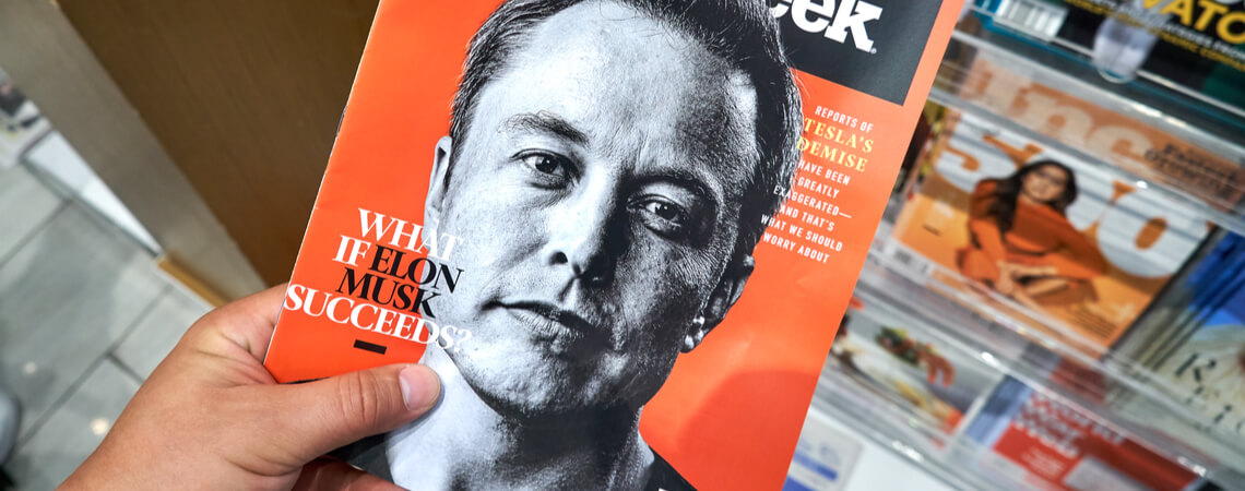 Elon Musk auf einem Magazin