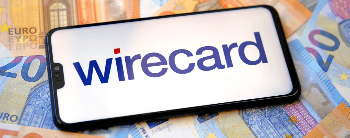 Wirecard-Logo auf einem Smartphone auf Geldscheinen