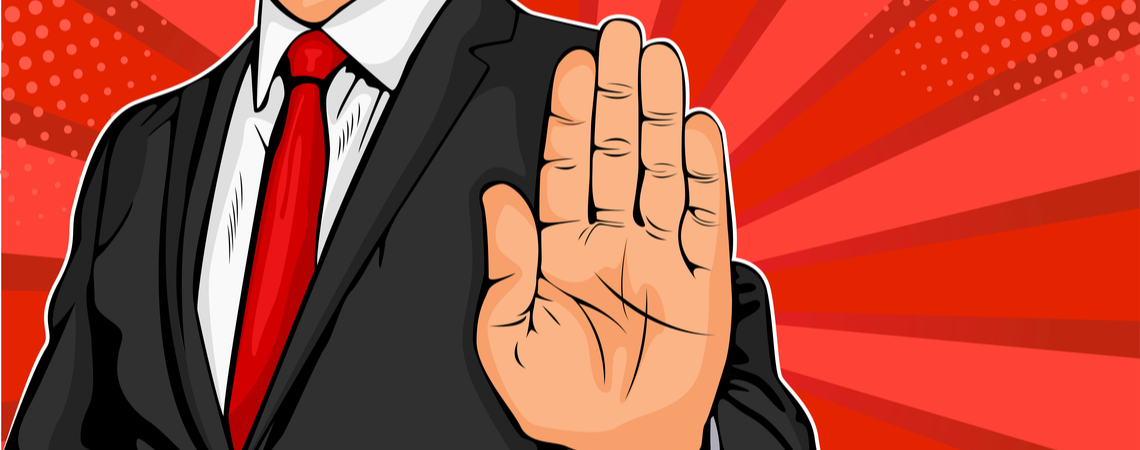 Geschäftsmann hebt Hand und symbolisiert ein Stopp.