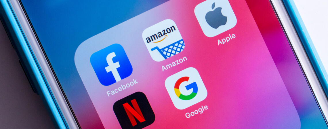 Facebook, Amazon, Apple und Google als Apps auf einem Smartphone