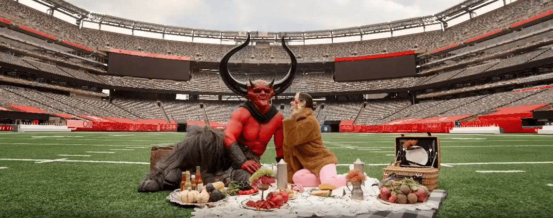 Satan und 2020 im Fußballstadion Date