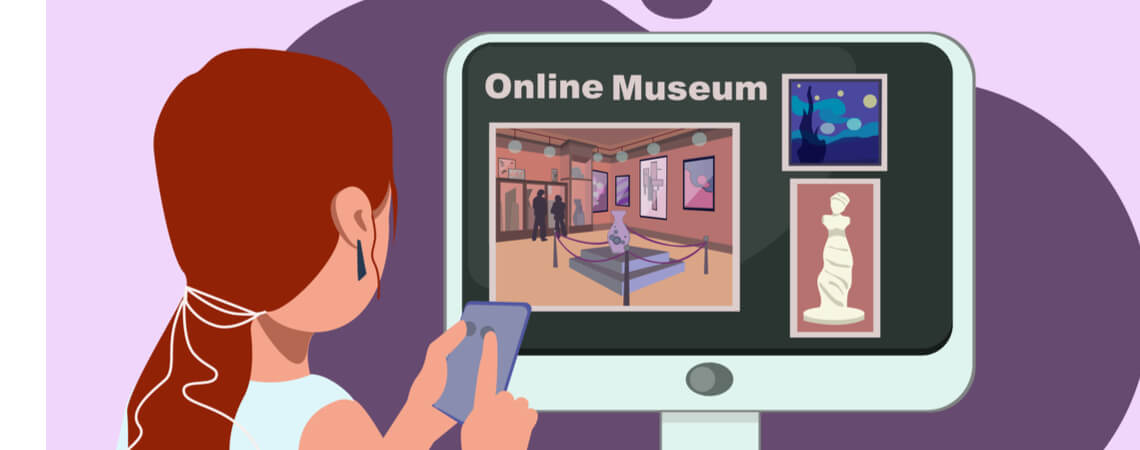 Frau mit Handy vor Bildschirm mit "Online-Museum"