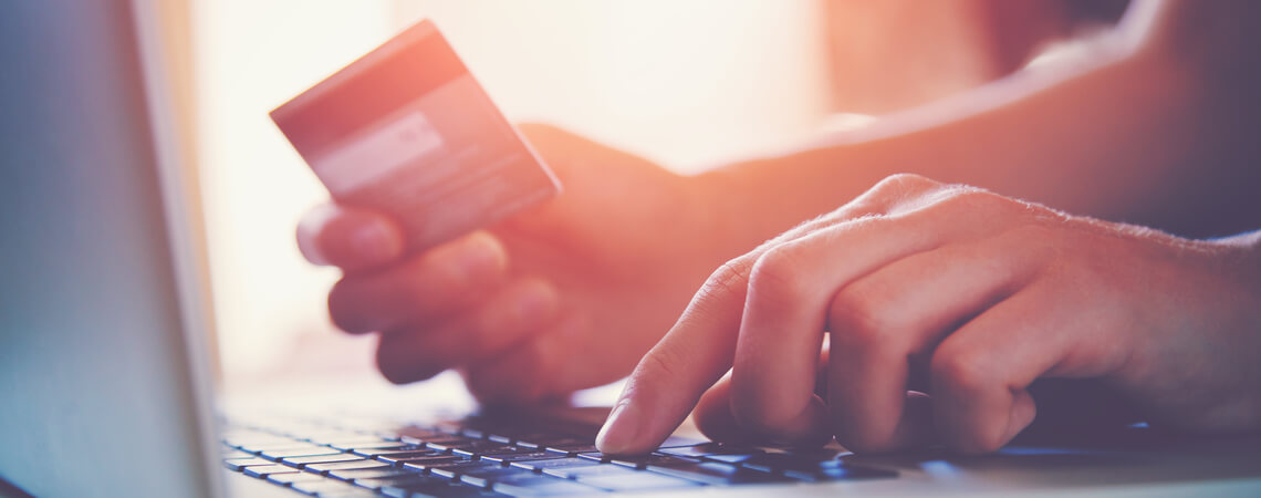 Kunde zahlt online mit Kreditkarte