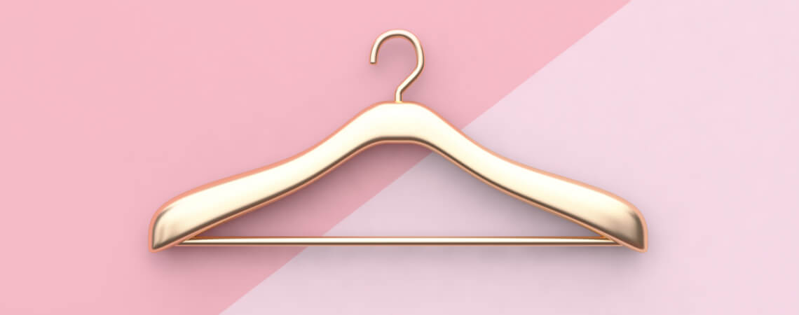 Kleiderbügel vor rosa Hintergrund