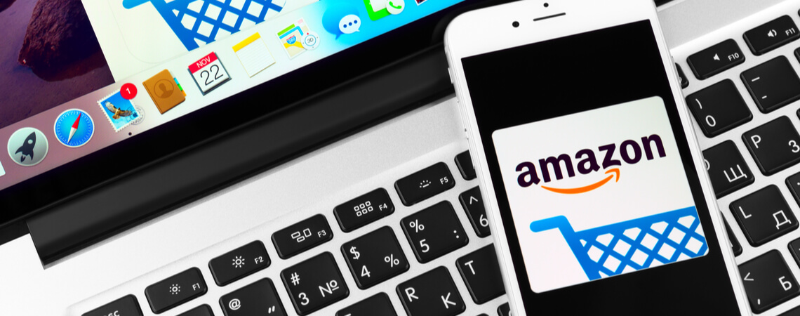 Amazon auf Smartphone auf Tastatur