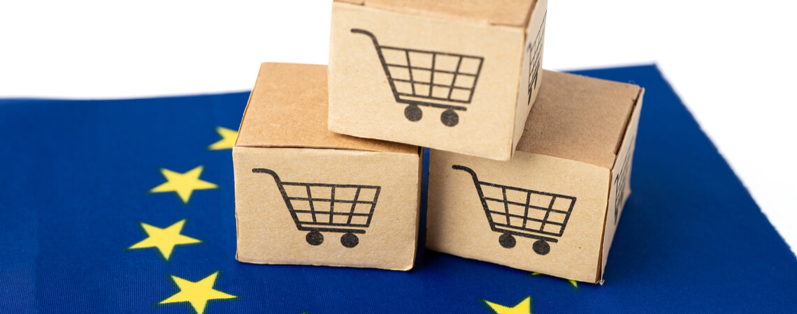 Drei Pakete mit Warenkorb-Logo auf EU-Flagge