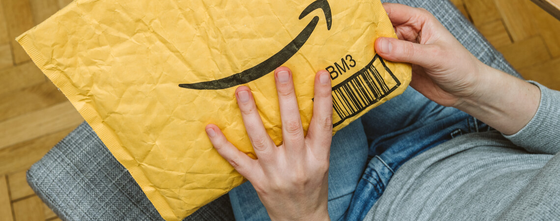 Hände auf Amazon-Umschlag