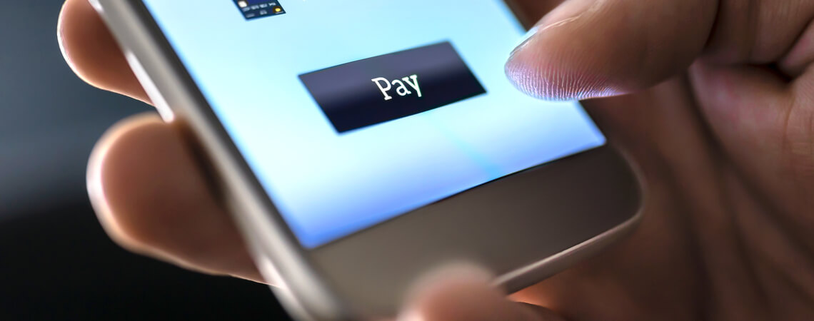 Zahlungsdienst: Smartphone mit einem Pay-Button 