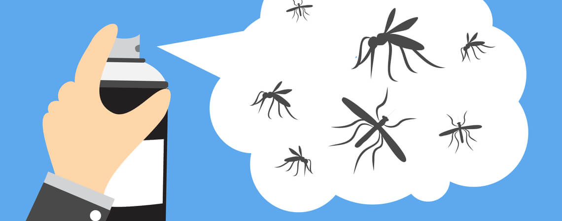 Mückenspray auf blauem Hintergrund