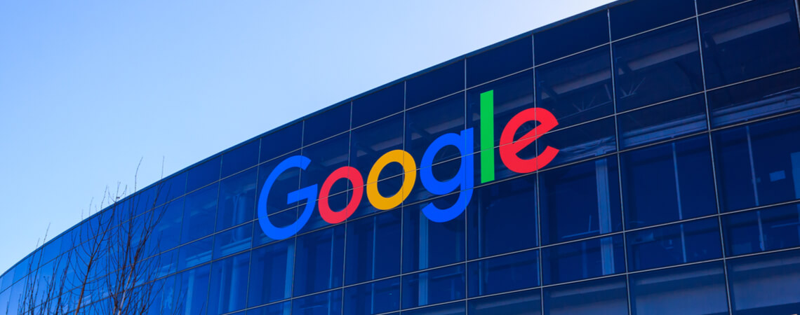 Google-Logo an einem Gebäude