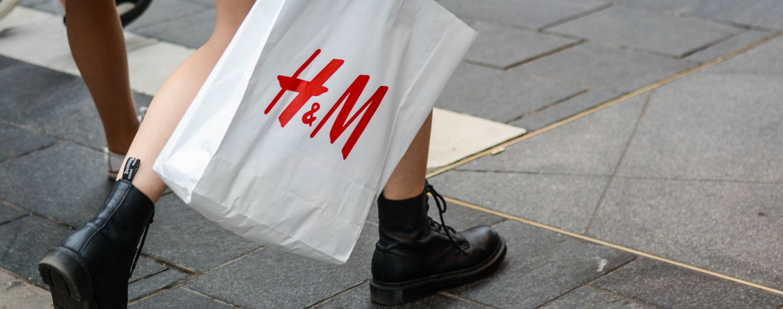 Frau mit H&M-Tüte auf der Straße