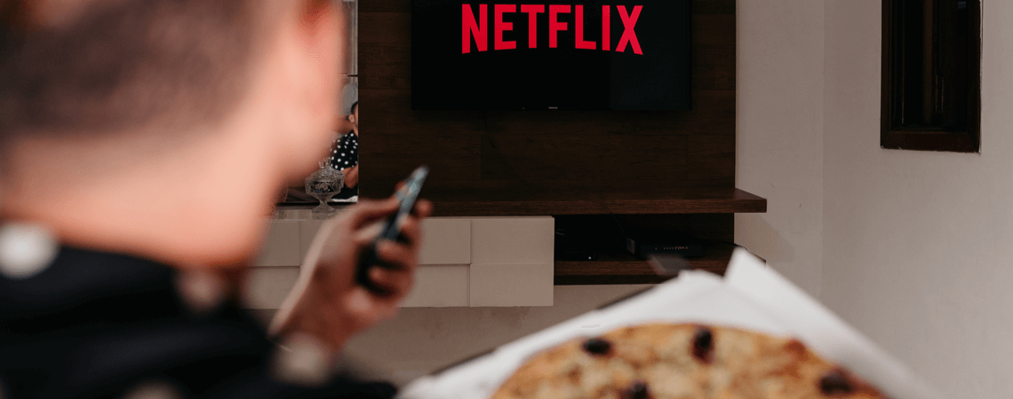 Mensch mit Pizza vor Netflix