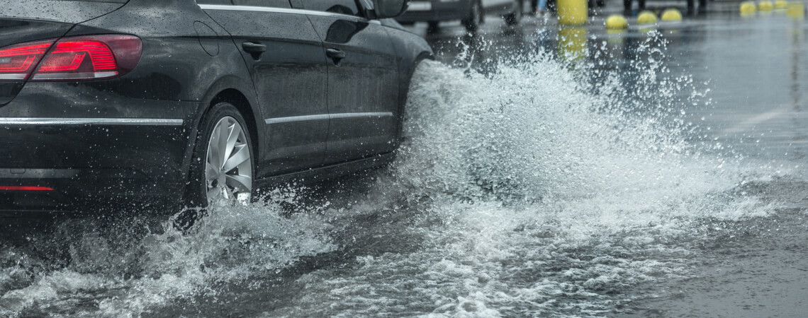 Unwetter: Auto fährt durch Hochwasser
